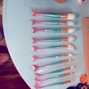 10 PC MULTI COLOR MERMAID TAIL MAKEUP BRUSH SET WHITE BRISTLE BLUE TIP BNIB